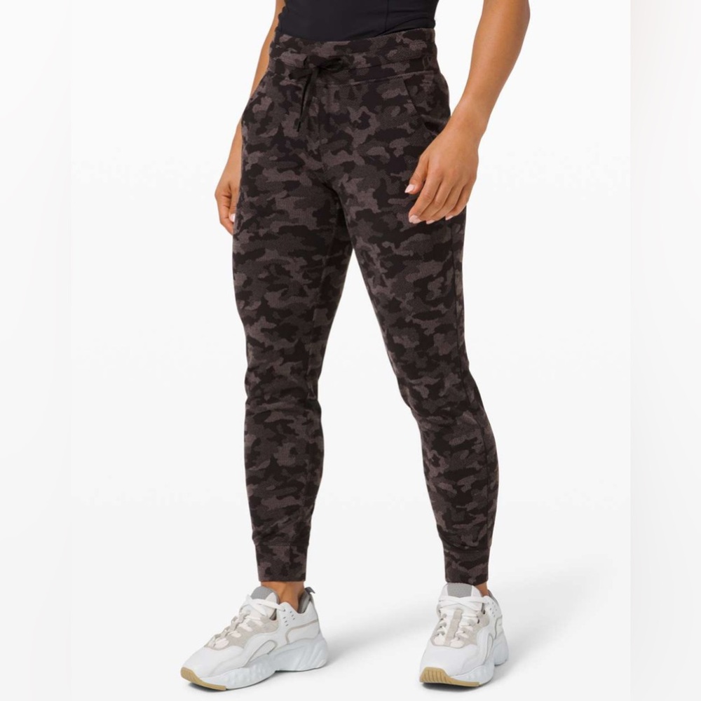 P27. Lululemon Ready to Rulu Jogger *Jacquard
Size 4
actual color in last photo